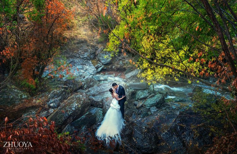 卓亚的油画风保持了细腻的宽容度，但是依然把饱和度（鲜艳度）控制到非常好。也并没有使用偏色。即：树叶是红色绿色黄色的鲜艳都依然保持